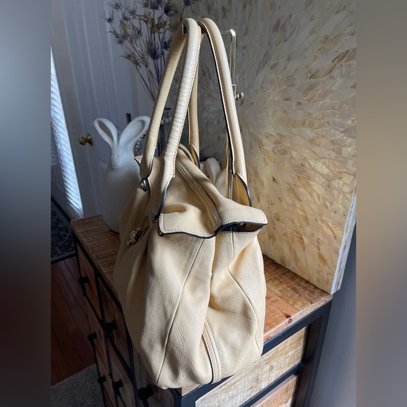 CHLOE Elsie Shoulder Bag in Leather with Gold Tone Turn Lock and Hardware - Picture 5 of 16